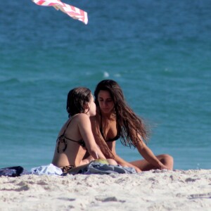 Bruna Linzmeyer e Priscila Visman foram clicadas aos beijos em praia no Rio de Janeiro