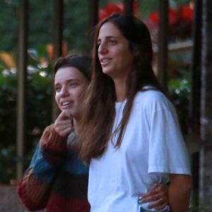 Bruna Linzmeyer faz legenda divertida em foto com namorada nesta quarta-feira, dia 10 de janeiro de 2018