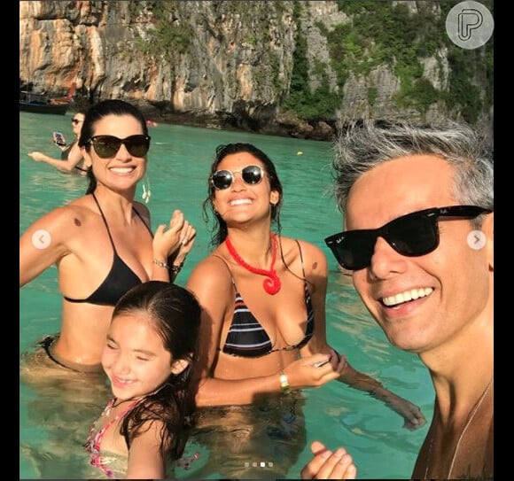 Flávia Alessandra e Otaviano Costa posaram com a filhas em praia tailandesa