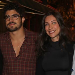 Caio Castro beija namorada, Mariana D'Ávilla, após voo de paraquedas