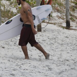 Fã de surfe, Caio Castro também se aventura em esportes radicais no ar
