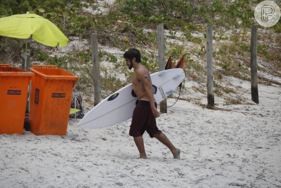 Fã de surfe, Caio Castro também se aventura em esportes radicais no ar