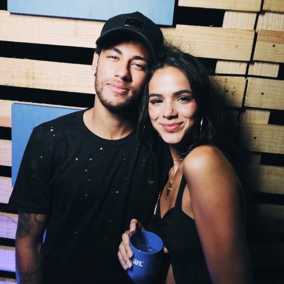 Neymar e Bruna Marquezine assumiram a volta do namoro no réveillon em Fernando de Noronha. 'Melhor ano novo da vida', elegeu a atriz