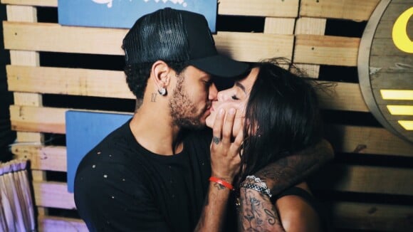 Neymar posta foto de beijo em Bruna Marquezine e agita fãs:'Bateu saudades, né?'