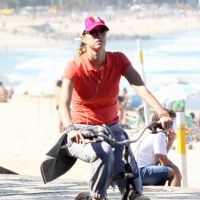 Luana Piovani aproveita dia de sol e pedala na orla do Leblon, no Rio