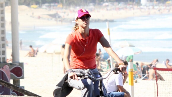 Luana Piovani aproveita dia de sol e pedala na orla do Leblon, no Rio