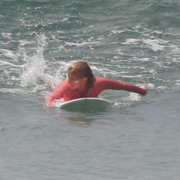 Isabella Santoni não rotula como namoro seu relacionamento com o surfista Caio Vaz