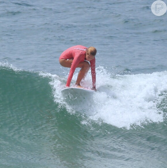 Isabella Santoni faz surfe desde abril do ano passado
