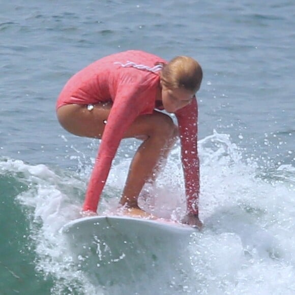 Isabella Santoni faz surfe desde abril do ano passado