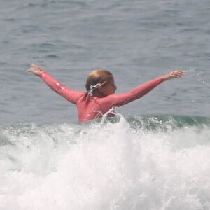 Isabella Santoni levou tombos ao surfar em praia do Rio de Janeiro, nesta quinta-feira, 11 de janeiro de 2018