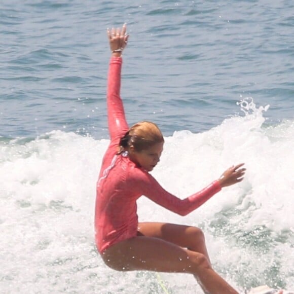 Isabella Santoni levou tombos ao surfar em praia do Rio de Janeiro, na manhã desta quinta-feira, 11 de janeiro de 2018