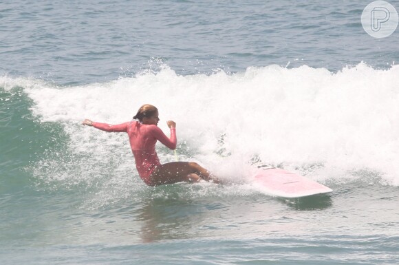 Isabella Santoni perdeu o equilíbrio e caiu da prancha em dia de surfe