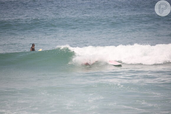 Isabella Santoni surfou com amiga em praia de Grumari, Zona Oeste do Rio