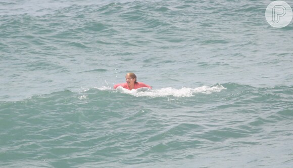 Isabella Santoni surfou na praia de Grumari, Zona Oeste do Rio, nesta quinta-feira, 11 de junho de 2018