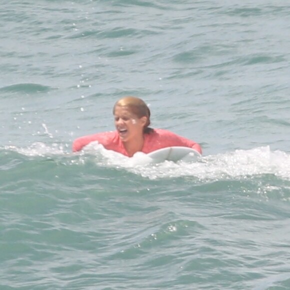 Isabella Santoni surfou na praia de Grumari, Zona Oeste do Rio, nesta quinta-feira, 11 de junho de 2018