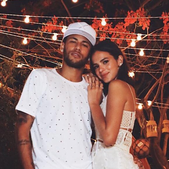 Bruna Marquezine lembra Noronha em vídeo e Neymar comenta com saudades nesta quinta-feira, dia 11 de janeiro de 2018