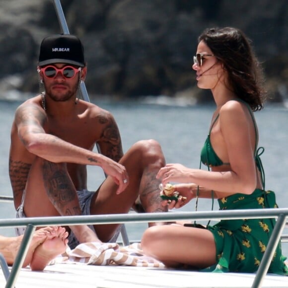 'Até tenho saudades de Noronha, mas de você...Saudades para sempre', afirmou Neymar em foto de Bruna Marquezine