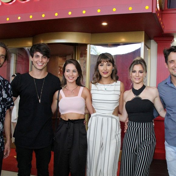 Laís Pinho posa com o elenco da novela 'Apocalipse'. Trama bíblica é o 10º trabalho da atriz na TV