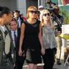 Lindsay Lohan saindo do tribunal com a mãe, Dina, após a audiência