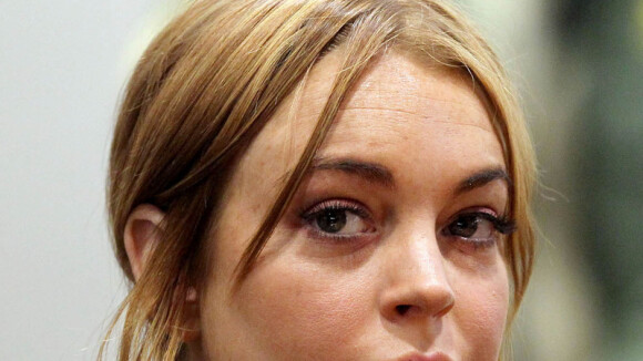 Lindsay Lohan corre para comparecer a audiência e tem condicional revogada
