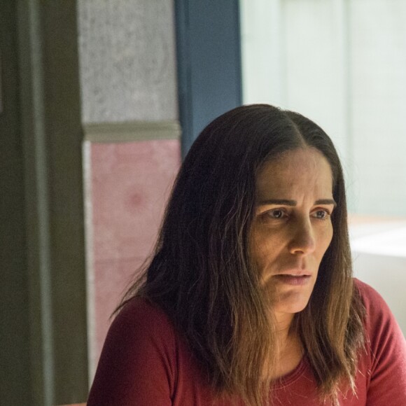 'Acho que sim. Mãe está sempre se colocando na frente pelos filhos', argumentou Gloria ao se colocar no lugar da personagem