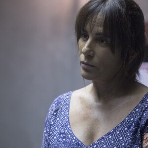 Gloria Pires torce pelo sucesso da relação de Duda com as filhas, Clara (Bianca Bin) e Adriana (Julia Dalavia)