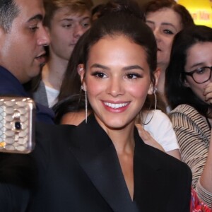 Para matar saudades de Bruna Marquezine, Neymar está acompanhando a namorada na novela 'Deus Salve o Rei'