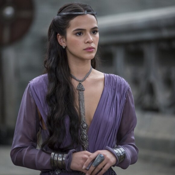 Bruna Marquezine vive a vilã Catarina na novela 'Deus Salve o Rei'. 'Princesa brava', disse Neymar