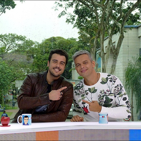 Mesmo à distância, Otaviano Costa mandou seu recado para o amigo: 'Mesmo estando de férias do outro lado do mundo - estou em Dubai, para ser mais exato no meio do deserto, num acampamento beduíno - eu fiz questão de vir até aqui para dar meu beijão pra você e desejar boa sorte'