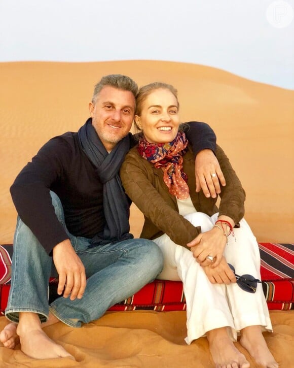 Angélica e Luciano Huck estão curtindo férias no oriente médio e a apresentadora fez declaração de amor em post romântico: 'Aqui e ali... No deserto ou na praia... Em qualquer lugar! Juntos'