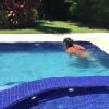 Grávida, Ivete Sangalo troca treinos por natação, como revelou em vídeo publicado nesta sexta-feira, dia 12 de janeiro de 2018