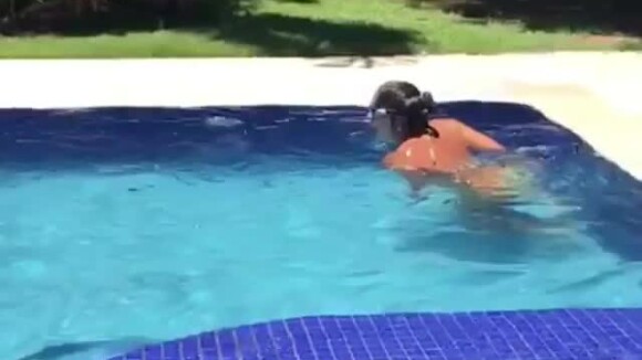 Grávida, Ivete Sangalo troca treinos por natação, como revelou em vídeo publicado nesta sexta-feira, dia 12 de janeiro de 2018