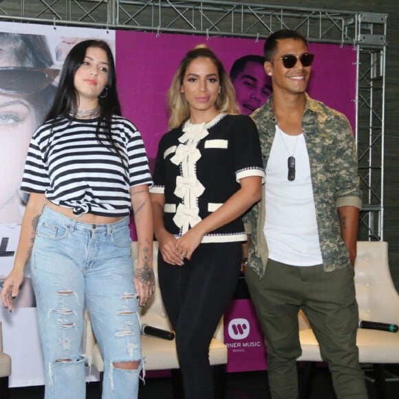 Anitta posa com Clau e Micael, seus novos empresariados