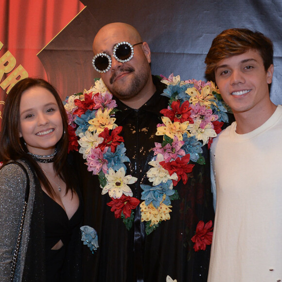 Larissa Manoela e o namorado, Leo Cidade, tietaram Tiago Abravanel em festa de pré-carnaval