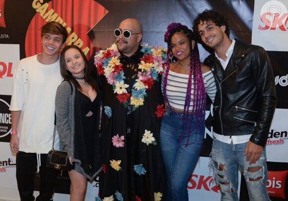 Larissa Manoela e o namorado, Leo Cidade, posaram com Tiago Abravanel, Jeniffer Nascimento e Jean Amorim