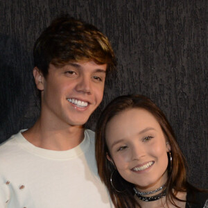 Larissa Manoela e o namorado, Leo Cidade, curtiram o pré-carnaval do Bloco Gambiarra, em São Paulo: 'Melhor companhia'