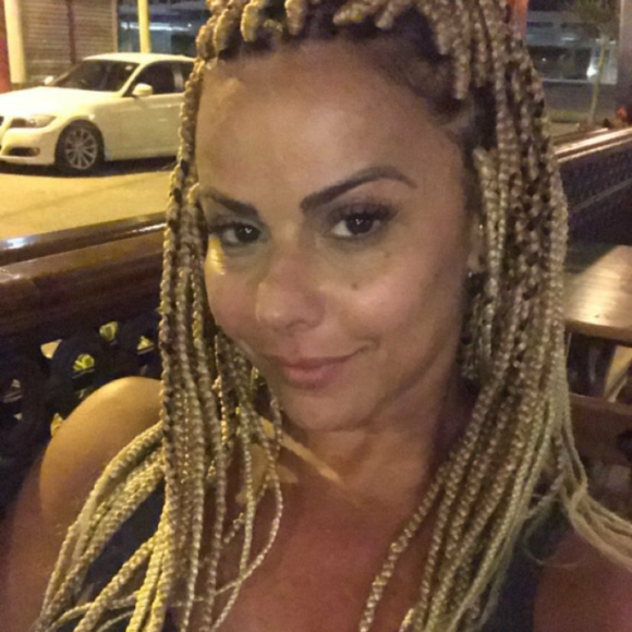 Viviane Araújo adotou cabelo com dreadlocks e dividiu a web