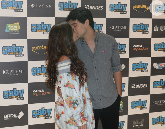 Maitê Padilha trocou beijos com o namorado, Rafael Gevú, em pré-estreia de filme