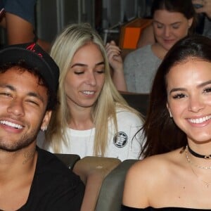 Neymar elogiou a namorada, Bruna Marquezine, em estreia da novela 'Deus Salve o Rei': 'Princesa da p****'