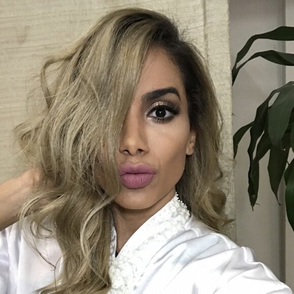 Anitta escolheu 2 entre 4 cachorrinhos abandonados levados para ela por Luisa Mell