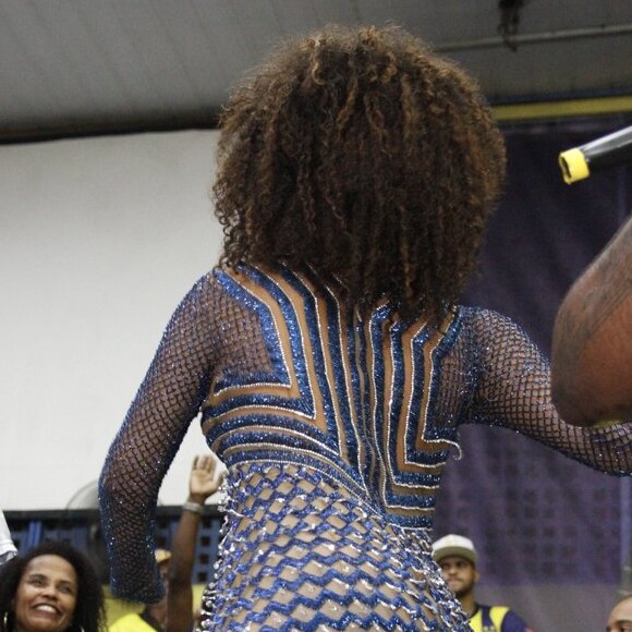 Carnaval 2018: Juliana Alves rebolou ao ensaiar com a Unidos da Tijuca