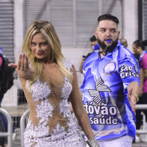 Ellen Rocche apostou em vestido curtinho para ensaio de carnaval