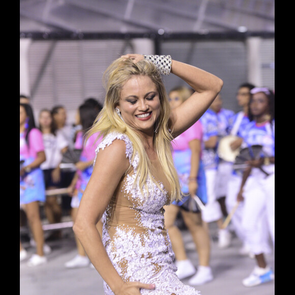 Ellen Rocche esbanjou sensualidade no ensaio da Rosas de Ouro para o carnaval 2018