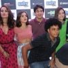 Elenco do filme 'Gaby Estrella' posa em pré-estreia do longa