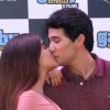 Maitê Padilha, protagonista do filme 'Gaby Estrella', beija o namorado, Rafael Gevú, durante pré-estreia do longa