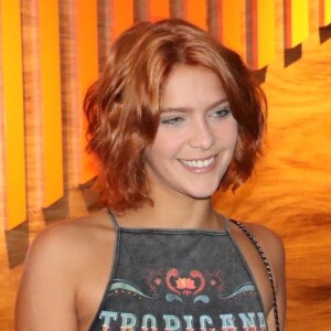 Isabella Santoni exibiu os cabelos novamente pintados de ruivos e a barriga sequinha