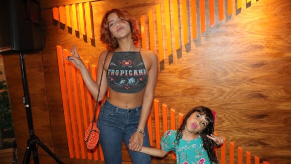 Isabella Santoni deixa barriga à mostra em dia de cinema com a irmã, Nina. Fotos