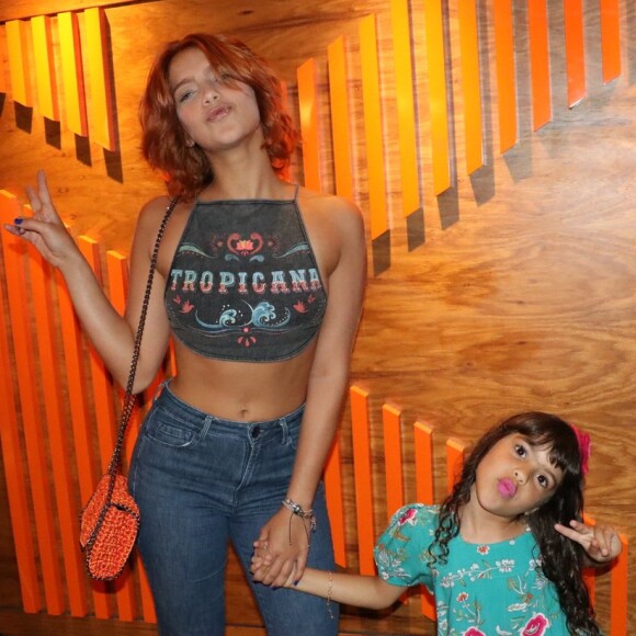 Isabella Santoni levou a irmã, Nina, na pré-estreia do filme 'Gaby Estrella', em cinema do shopping Rio Sul, no final da manhã deste domingo, 14 de janeiro de 2018