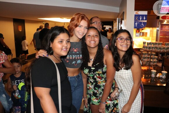 Isabella Santoni posou com fãs durante a pré-estreia do filme 'Gaby Estrella'