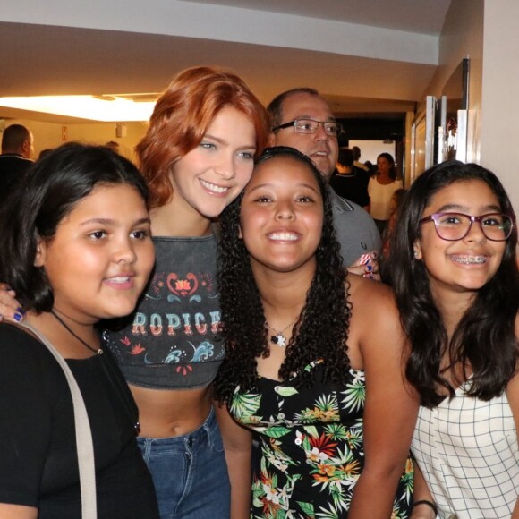 Isabella Santoni posou com fãs durante a pré-estreia do filme 'Gaby Estrella'